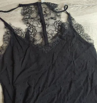 Camiseta tirantes encaje plumeti Stradivarius