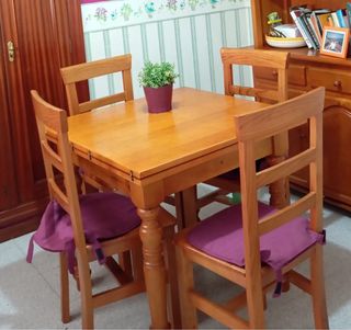 Mesa y 4 sillas de madera