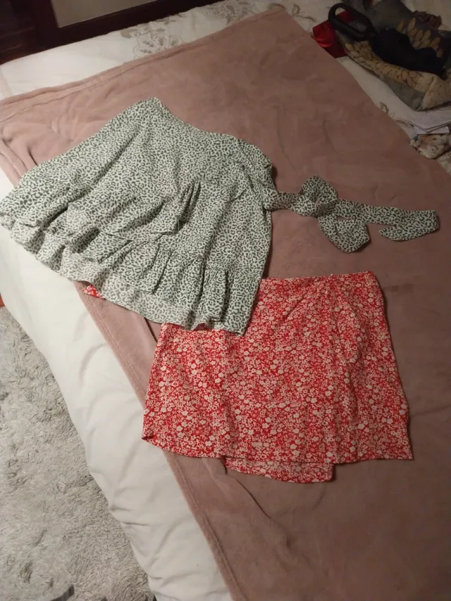 Dos faldas, la roja es falda pantalòn.
Talla 40/42