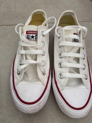 Zapatillas Converse Blancas con Detalles Rojos