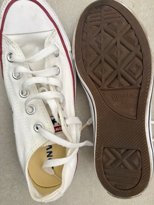 Zapatillas Converse Blancas con Detalles Rojos