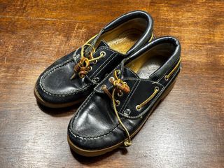 Mocasines de piel negros y marrones