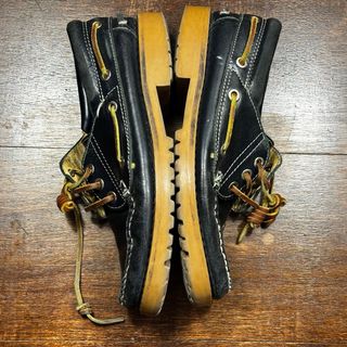 Mocasines de piel negros y marrones