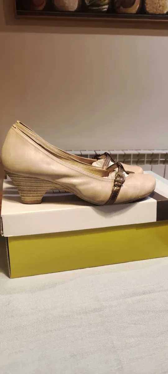 Zapatos Hispanitas tacón bajo beige T.37
