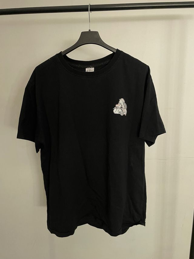 Camiseta negra con logo