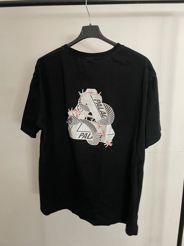 Camiseta negra con logo