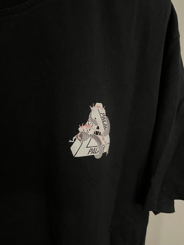 Camiseta negra con logo