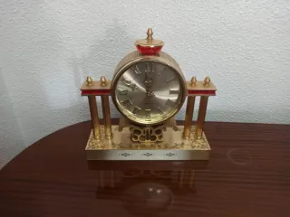 Reloj de sobremesa dorado y rojo