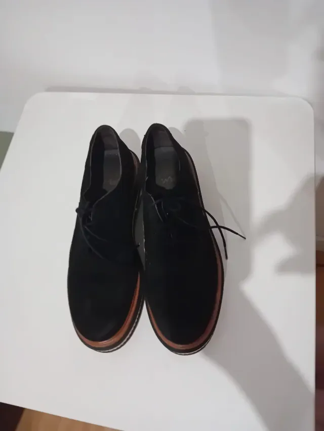 Tênis pretos de camurça