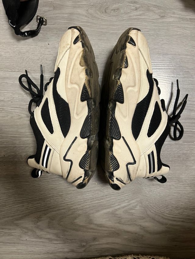 Zapatillas deportivas negras y blancas