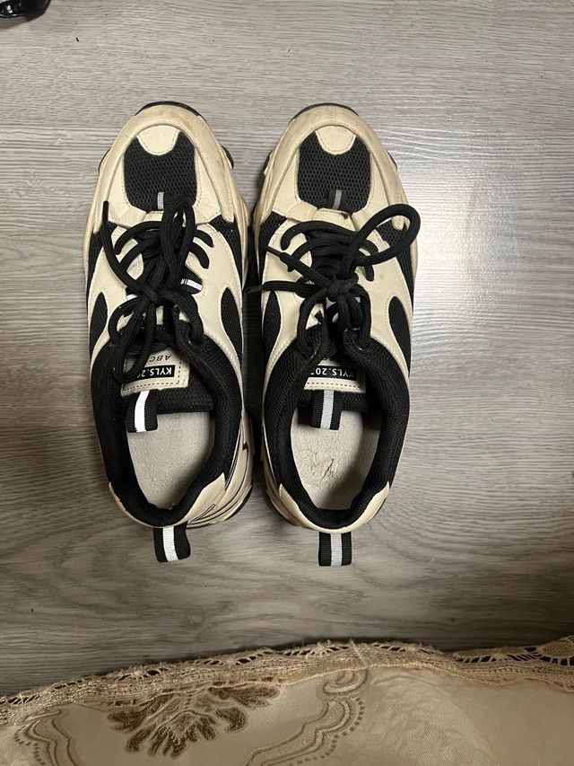 Zapatillas deportivas negras y blancas