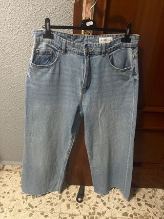 Pantalón vaquero ancho puesto una sola vez