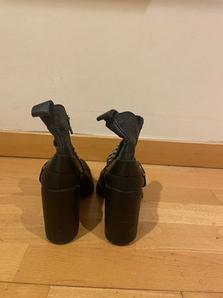 Botines negros piel tachuelas