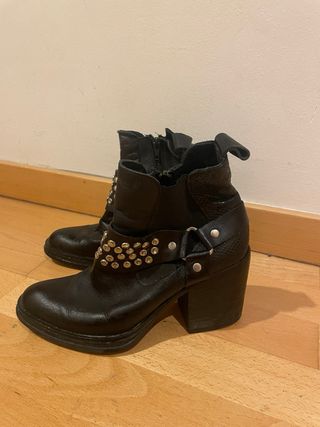 Botines negros piel tachuelas