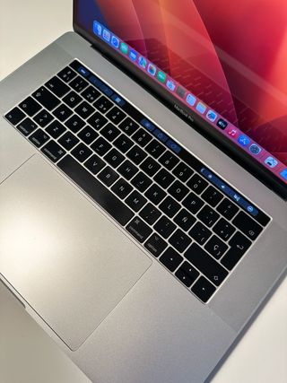 MacBook Pro 15” (2017) con Touch Bar