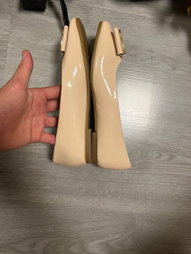 Zapatillas planas beige con lazo dorado