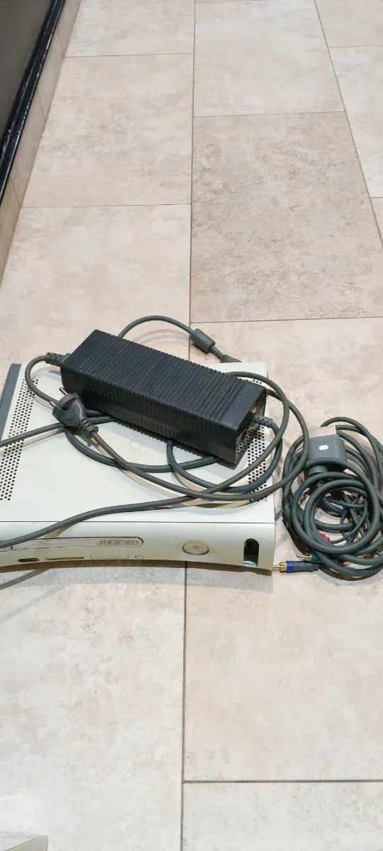 Consola Xbox 360 con alimentatore e cavi.