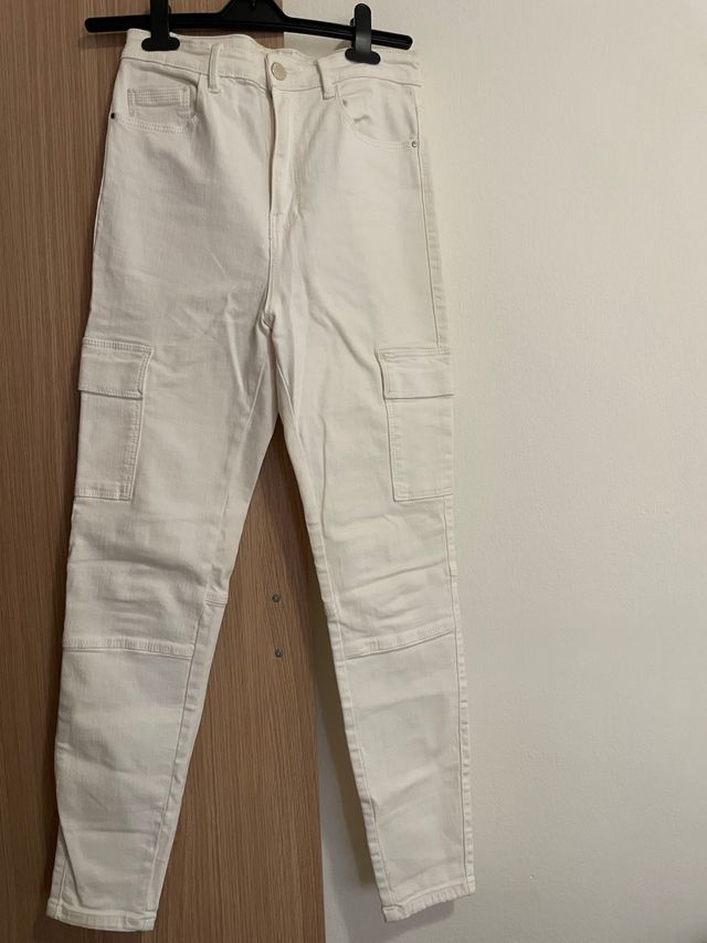 Pantalones cargo blancos