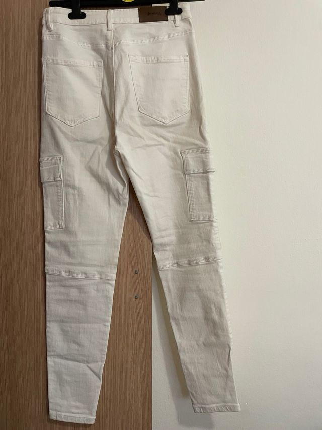 Pantalones cargo blancos