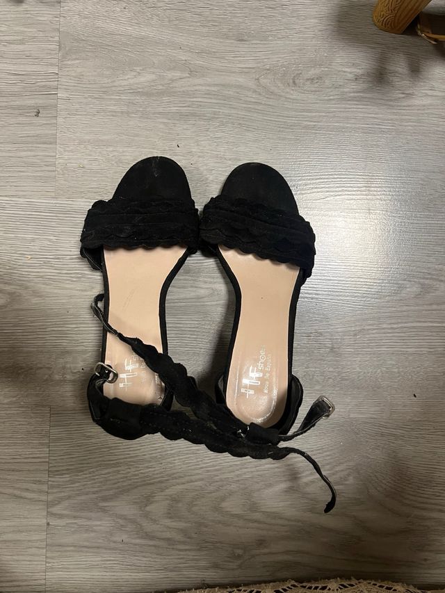 Tacones negros con tiras