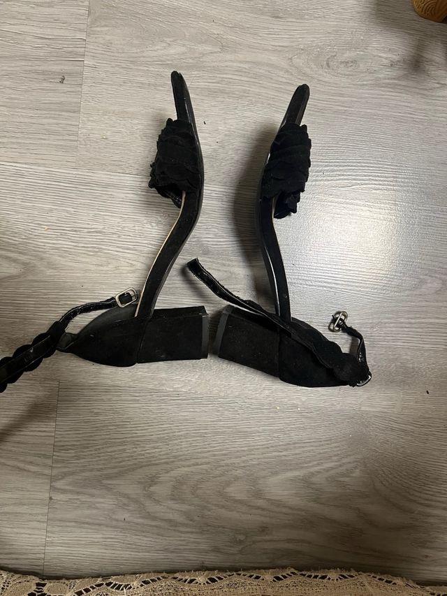 Tacones negros con tiras