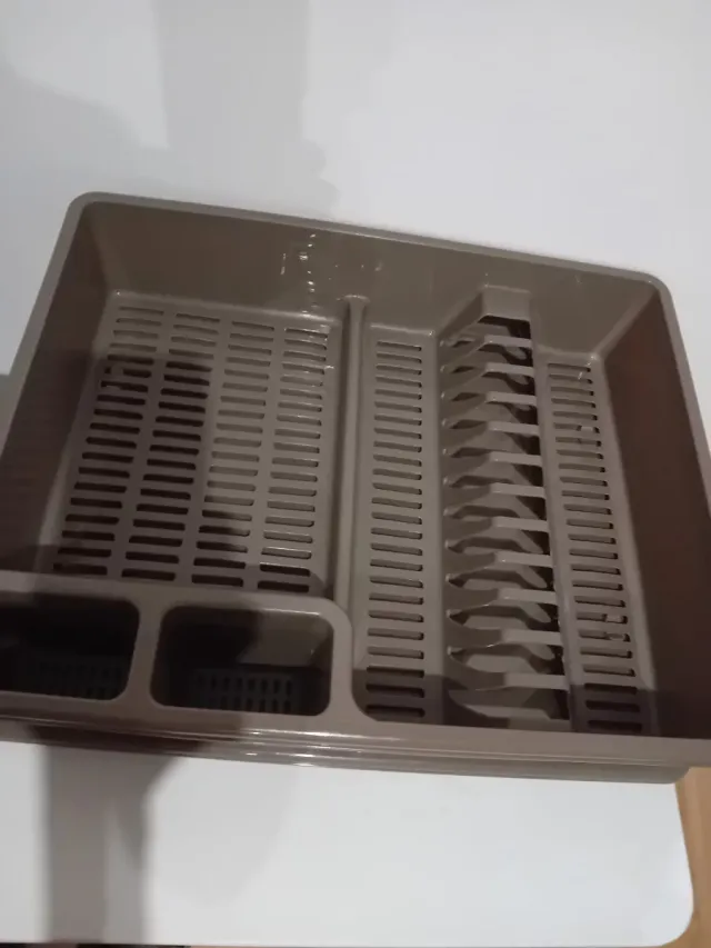 Escorra-pratos marrom