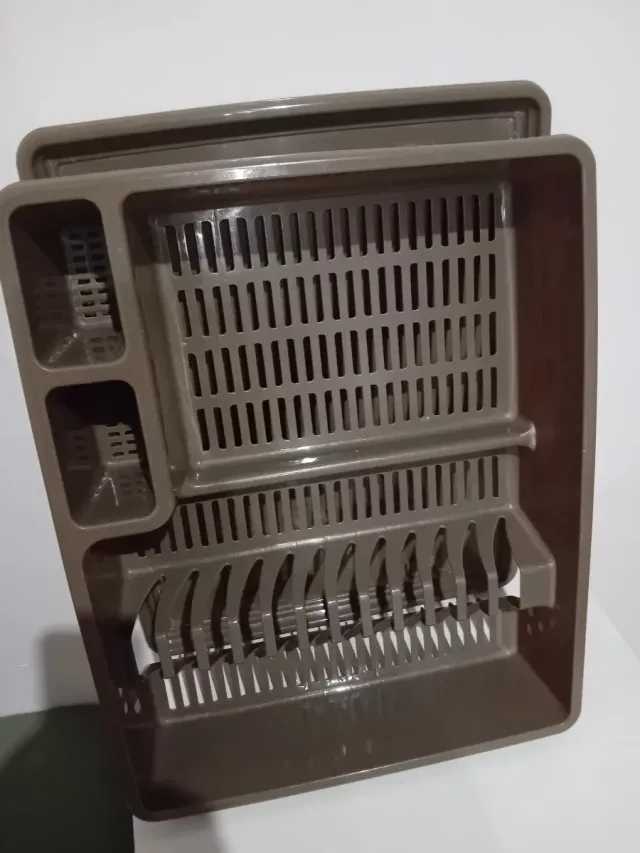 Escorra-pratos marrom