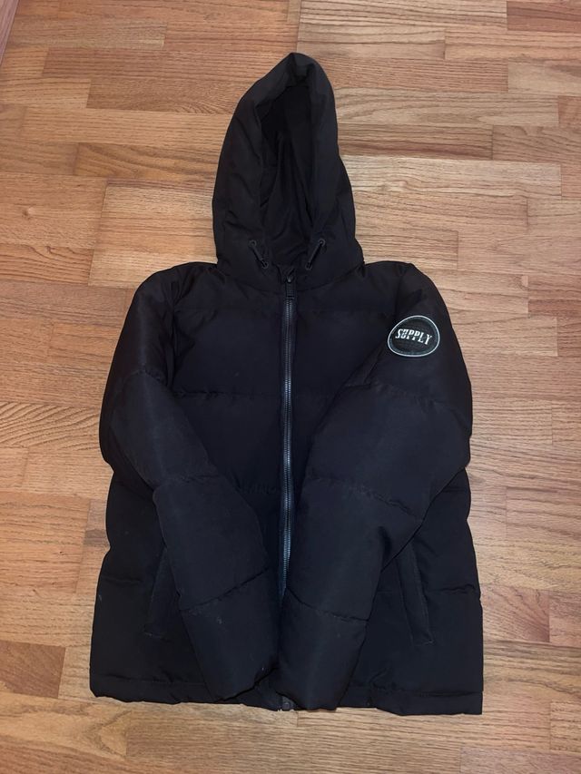 Chaqueta Supply & Demand Negra con Capucha