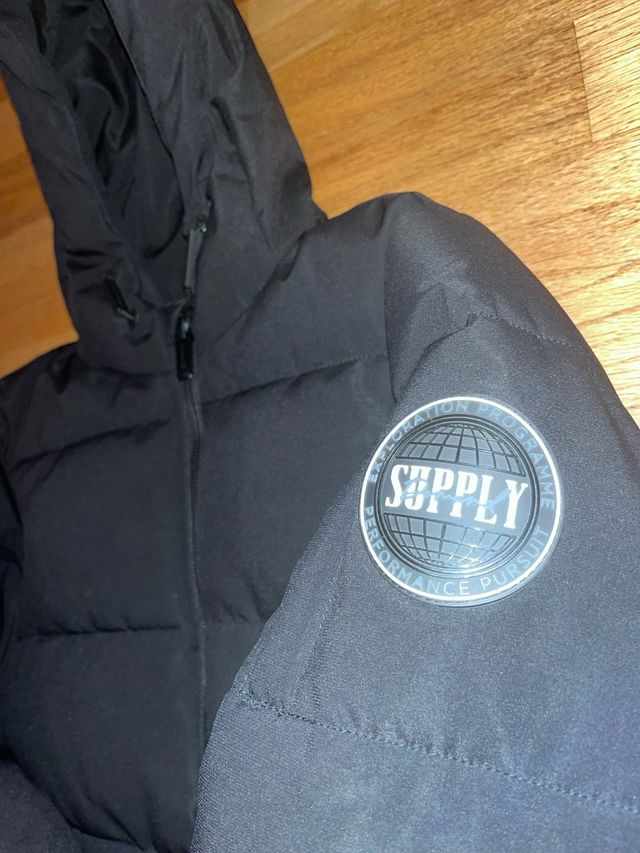 Chaqueta Supply & Demand Negra con Capucha