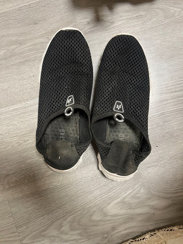 Zapatillas deportivas negras tipo mulo