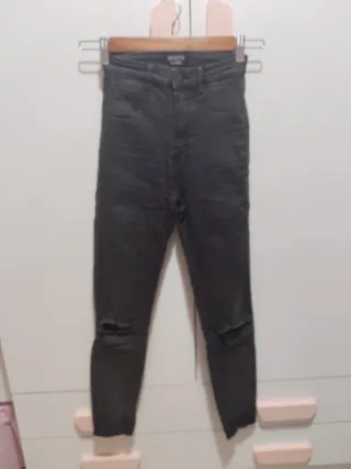 Pantalón vaquero negro roto