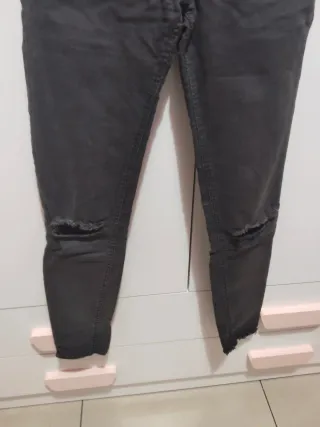 Pantalón vaquero negro roto