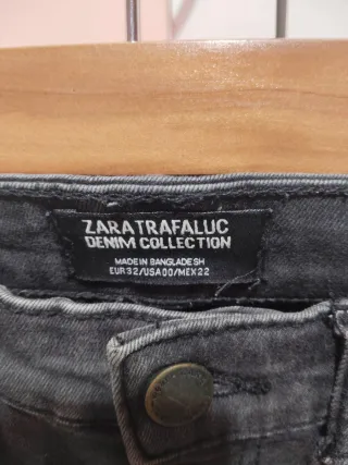 Pantalón vaquero negro roto