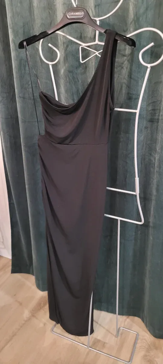 Vestido negro asimétrico con abertura