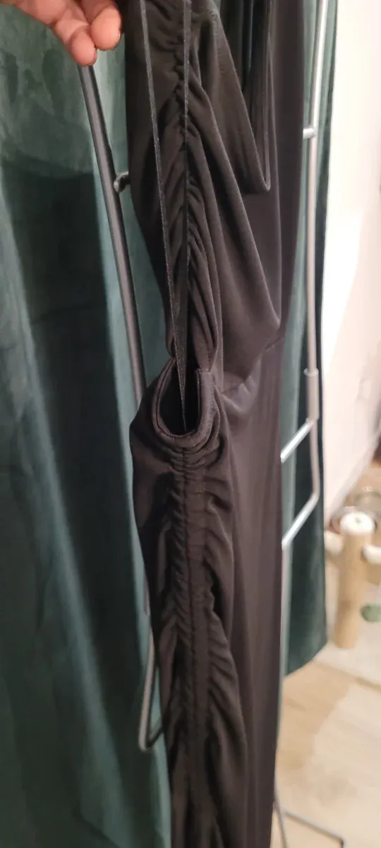 Vestido negro asimétrico con abertura