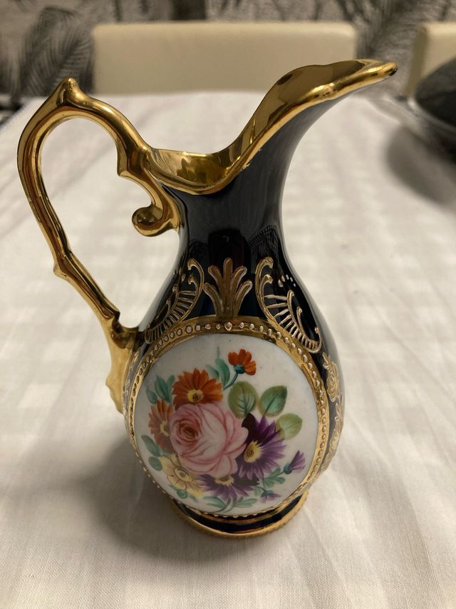 Jarrita de porcelana con flores y oro