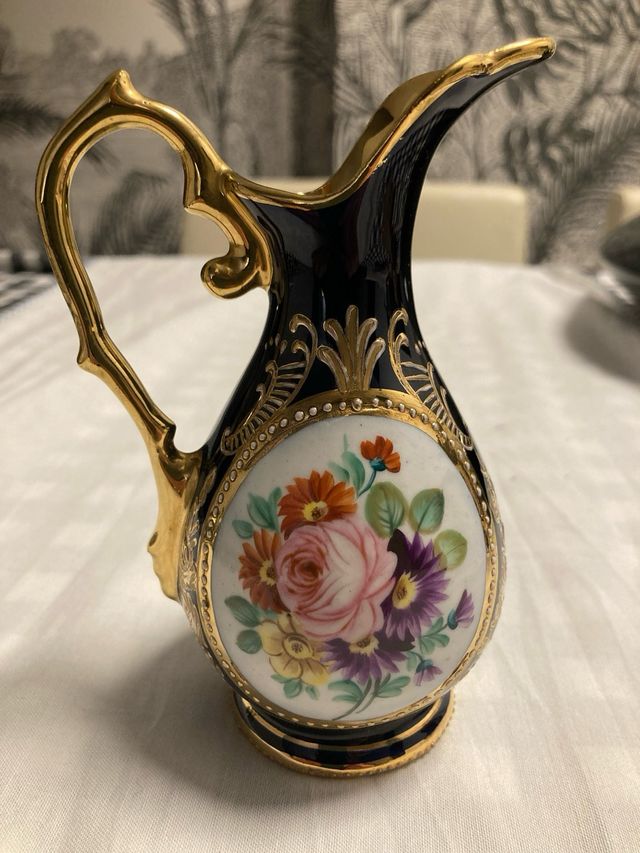 Jarrita de porcelana con flores y oro