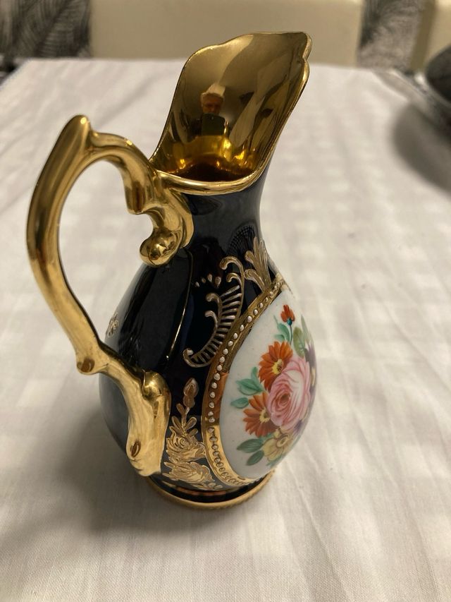 Jarrita de porcelana con flores y oro