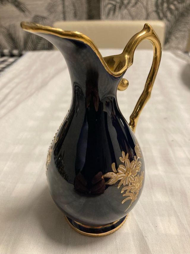 Jarrita de porcelana con flores y oro