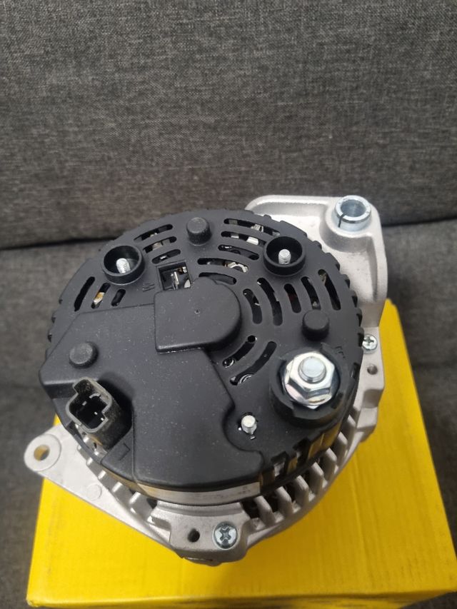 Alternador HELLA 14V 110A Dacia Renault