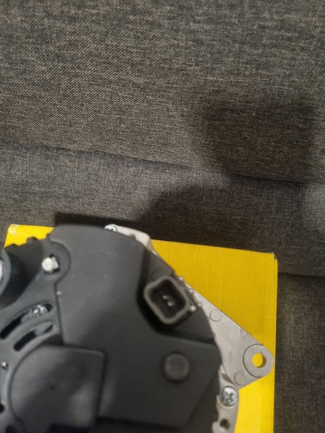 Alternador HELLA 14V 110A Dacia Renault