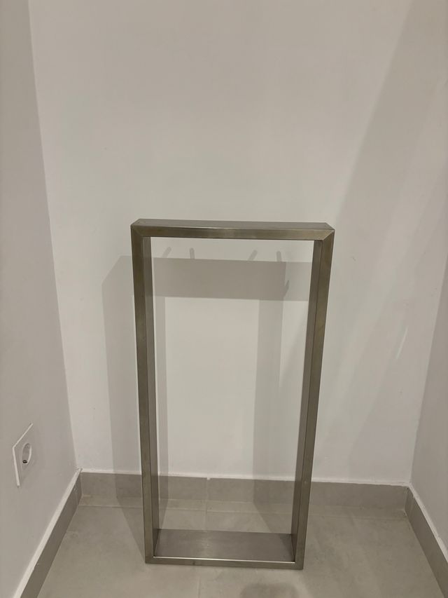 Pie para mesa de metal plateado