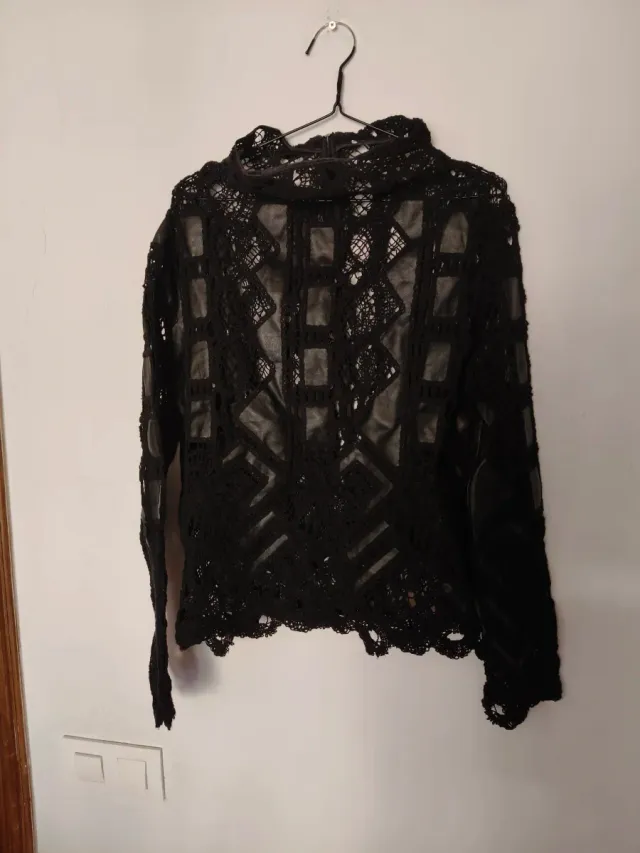 Jersey original.Hecho de crochet y trozos de cuero