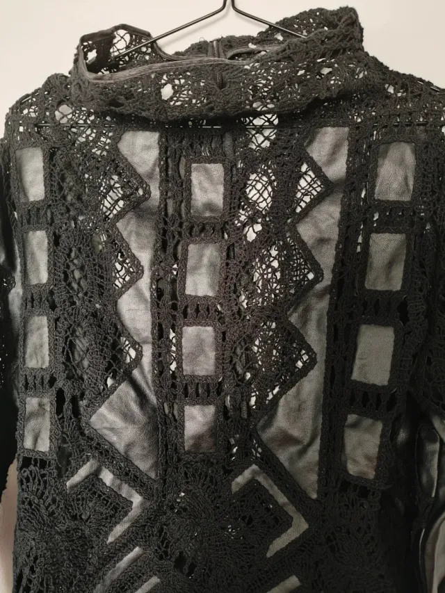 Jersey original.Hecho de crochet y trozos de cuero
