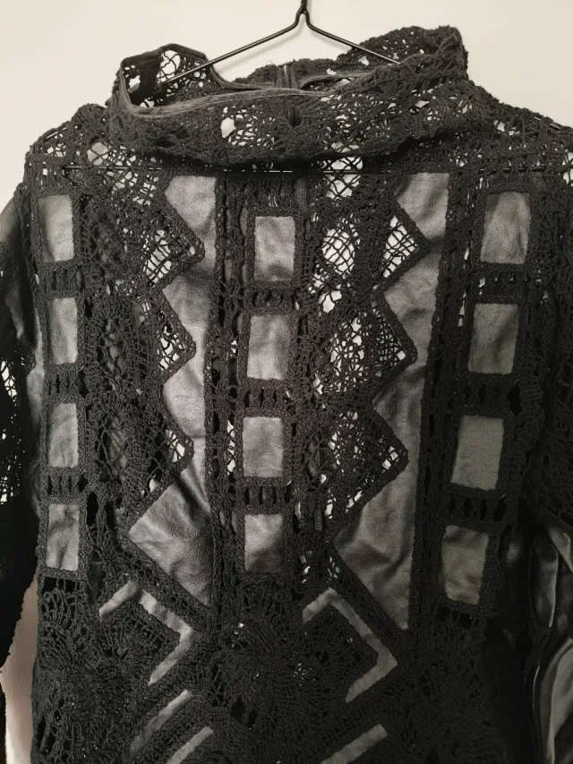 Jersey original.Hecho de crochet y trozos de cuero