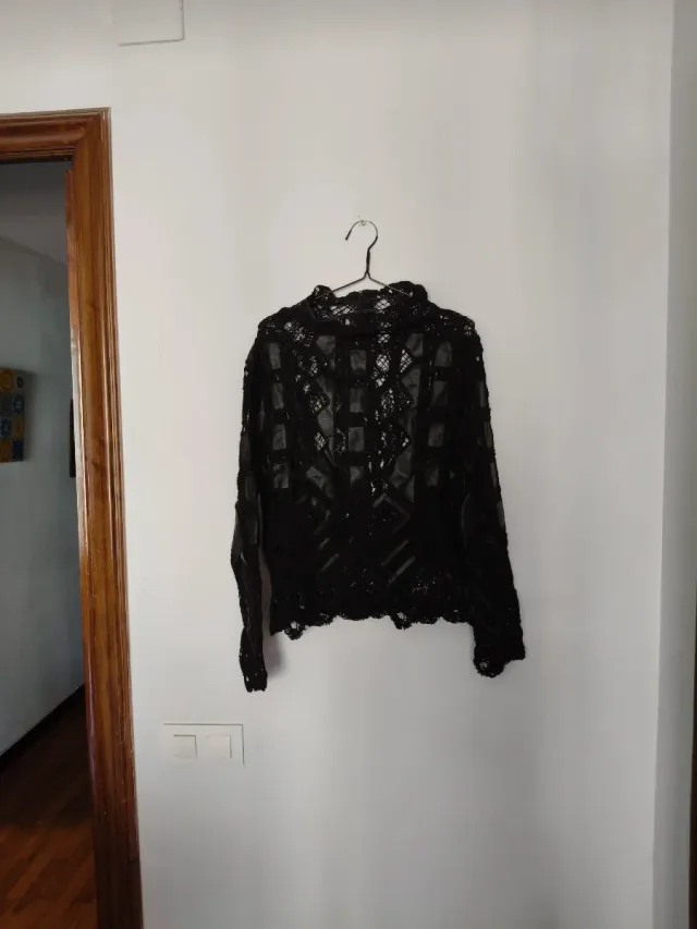 Jersey original.Hecho de crochet y trozos de cuero