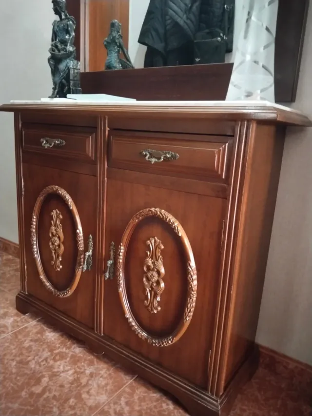 Recibidor madera con mármol y espejo