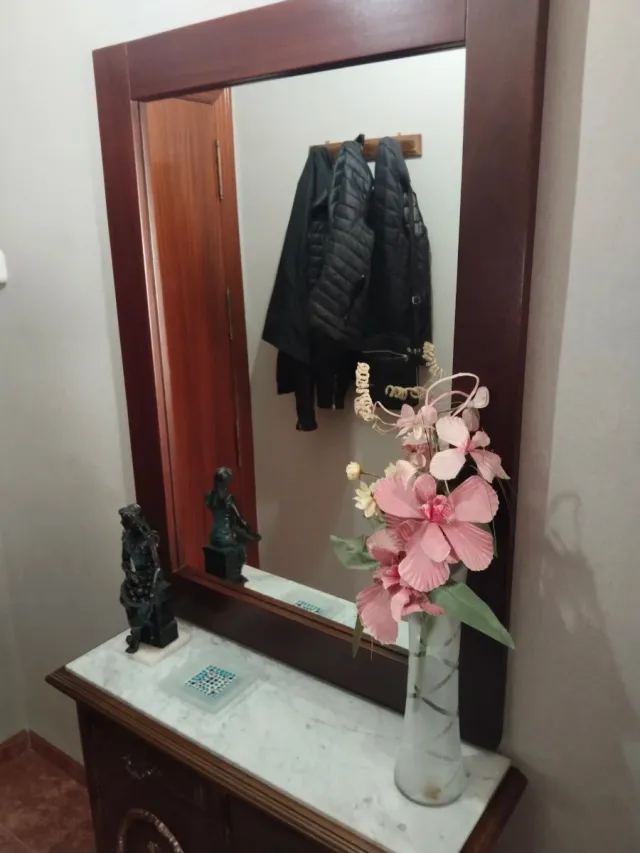 Recibidor madera con mármol y espejo