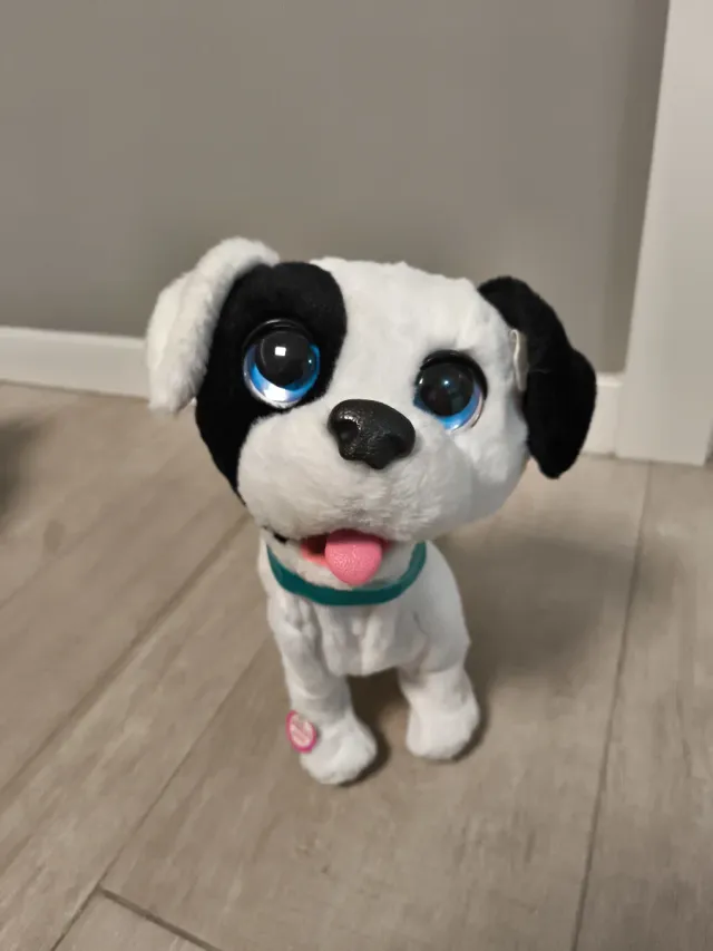 Perro de peluche blanco y negro