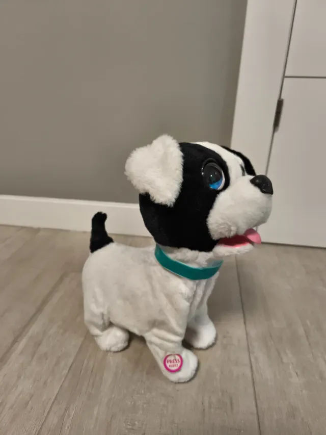 Perro de peluche blanco y negro